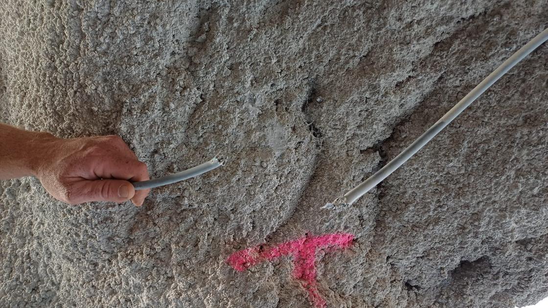 Strada della Forra, tagliato il cavo che serve per monitorare la stabilità del versante: “Gesto pericoloso, ...
