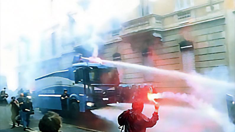 Il corteo in centro. Bombe carta e scontri: il blocco nero respinto a Cadorna Il corteo in centro. Bombe carta e scontri: il blocco nero respinto a Cadorna