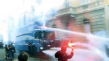 Il corteo in centro. Bombe carta e scontri: il blocco nero respinto a Cadorna
