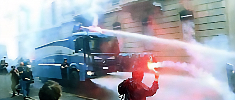 Il corteo in centro. Bombe carta e scontri: il blocco nero respinto a Cadorna
