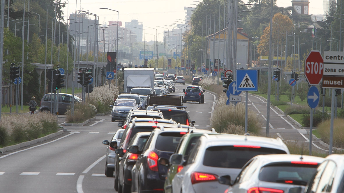 Mezzi pubblici precari e sovraffollati, così per il 68% dei pendolari le code in auto diventano una certezza inevitabile Mezzi pubblici precari e sovraffollati, così per il 68% dei pendolari le code in auto diventano una certezza inevitabile