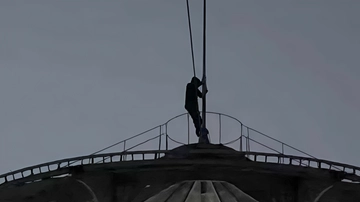 Gli ‘scalatori’ sulla cupola sopra l’Ottagono della Galleria Vittorio Emanuele: “Fuori controllo”