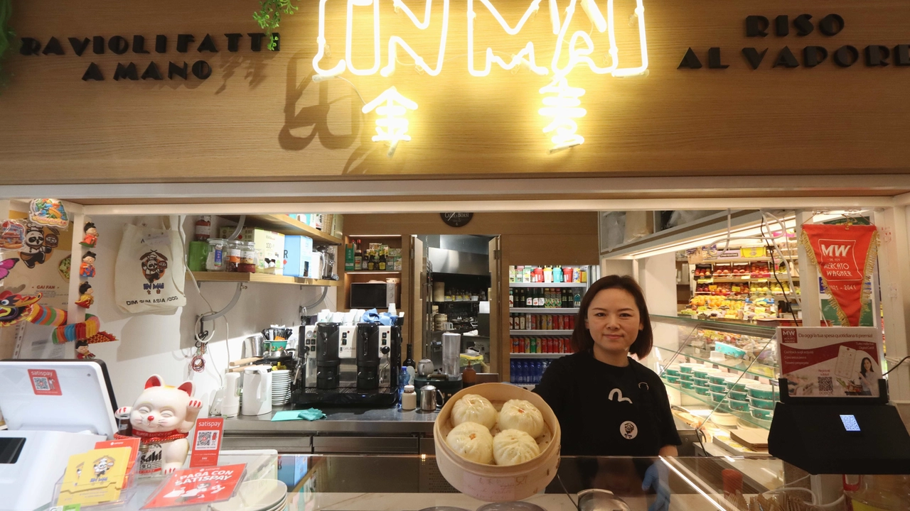 Elisa Chen mostra da dietro il bancone alcuni ravioli cinesi fatti a mano Elisa Chen mostra da dietro il bancone alcuni ravioli cinesi fatti a mano