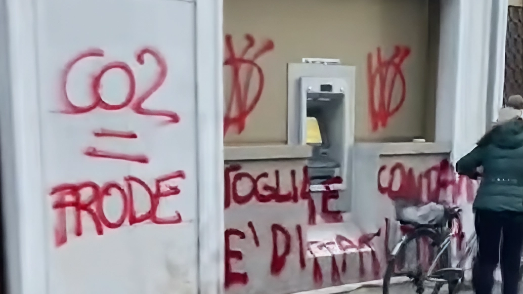 Atti vandalici in centro a Montichiari, dove i muri di diversi palazzi, sede di uffici pubblici, sono stati deturpati con...
