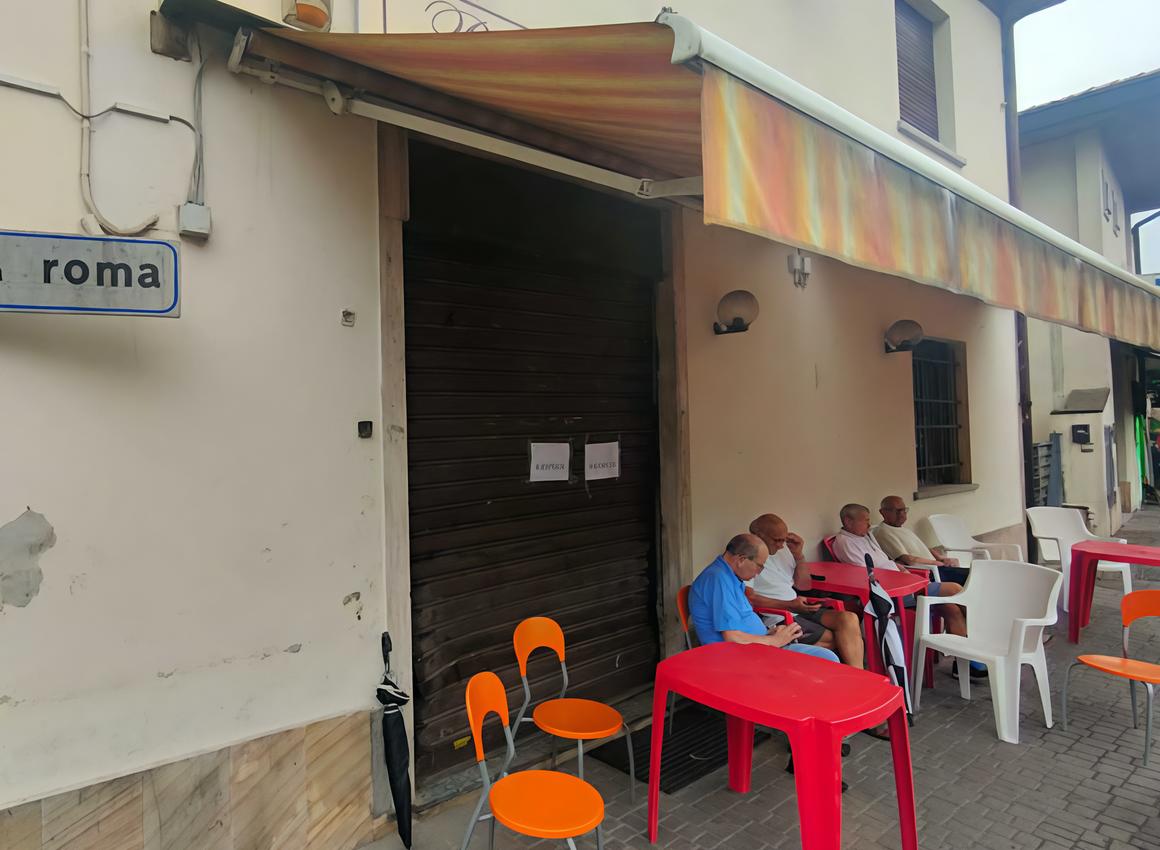 Furgone ariete contro il bar. Preso il registratore di cassa