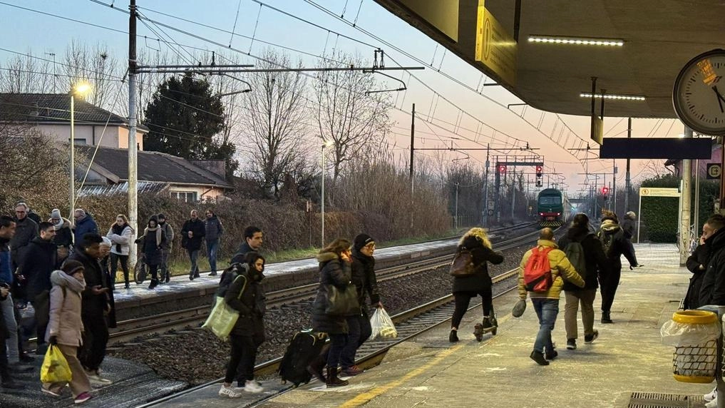 L’incidente alla stazione di Certosa Secondo i pendolari la banchina è stretta ed espone a rischi L’incidente alla stazione di Certosa Secondo i pendolari la banchina è stretta ed espone a rischi