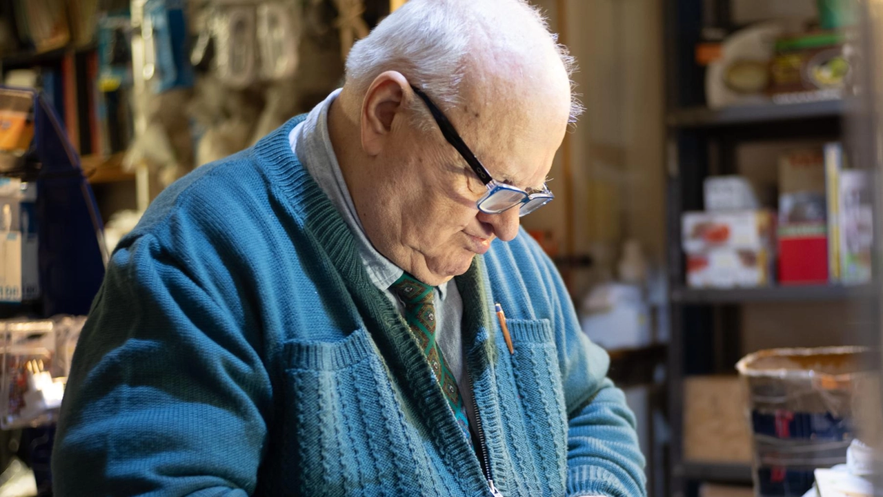 La storica azienda Isacco Riva chiude dopo quasi un secolo a causa di un affitto non rinnovato e un soppalco fuori norma. La storica azienda Isacco Riva chiude dopo quasi un secolo a causa di un affitto non rinnovato e un soppalco fuori norma.