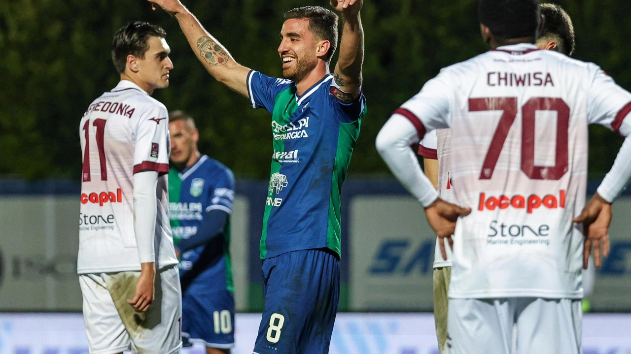 L’esultanza di Davide Balestrero dopo aver firmato il terzo gol della FeralpiSalò L’esultanza di Davide Balestrero dopo aver firmato il terzo gol della FeralpiSalò