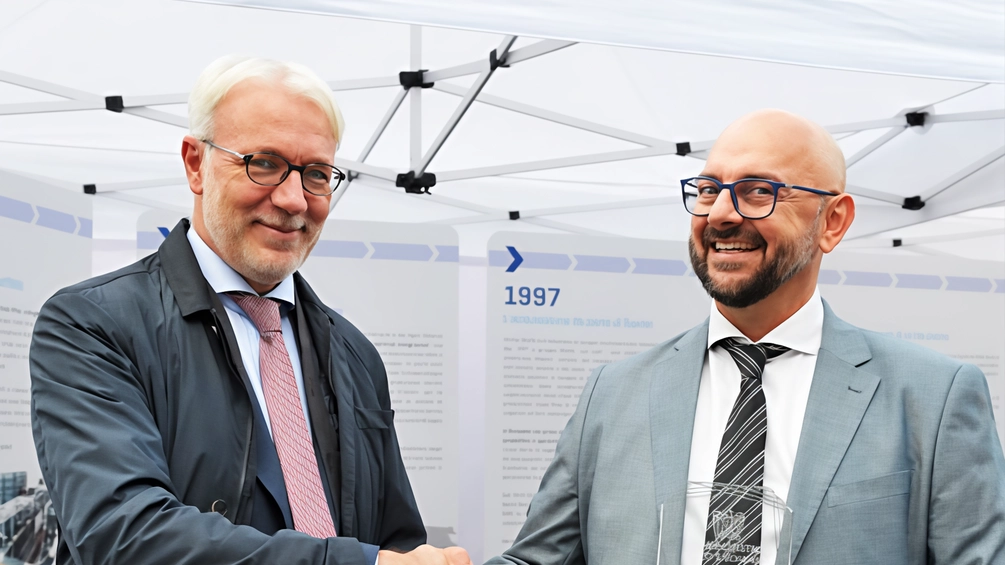 La Bieffe Medital – Baxter ha festeggiato 50 anni di attività con un open day emozionante, coinvolgendo dipendenti, famiglie e autorità locali. Il plant manager ha sottolineato l'importanza di visione, perseveranza e competenza per il successo futuro dell'azienda. La Bieffe Medital – Baxter ha festeggiato 50 anni di attività con un open day emozionante, coinvolgendo dipendenti, famiglie e autorità locali. Il plant manager ha sottolineato l'importanza di visione, perseveranza e competenza per il successo futuro dell'azienda.
