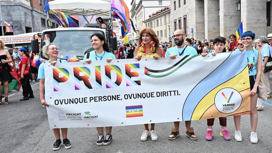 L’onda Pride ha colorato Varese: "Una città ospitale con tutti" L’onda Pride ha colorato Varese: "Una città ospitale con tutti"