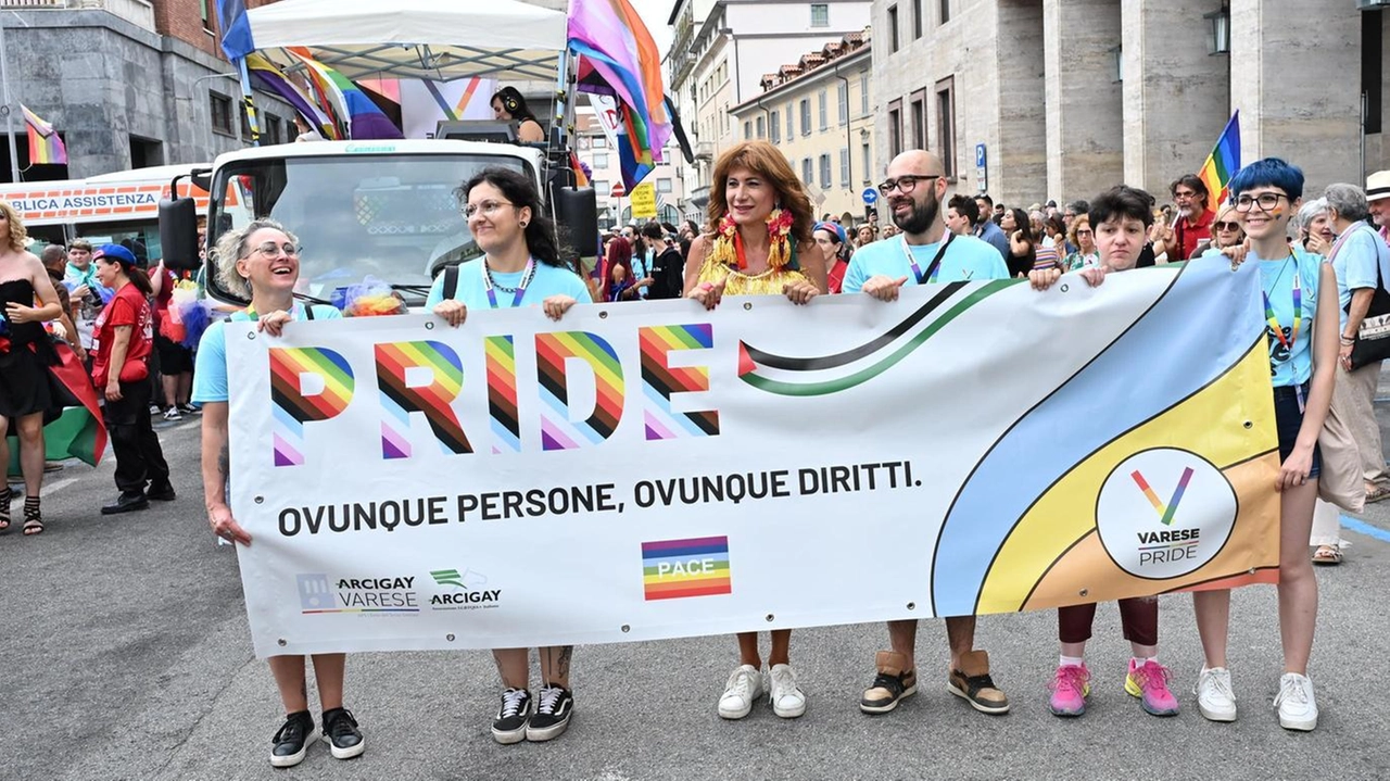 Vladimir Luxuria ha guidato la decima edizione della parata arcobaleno a Varese