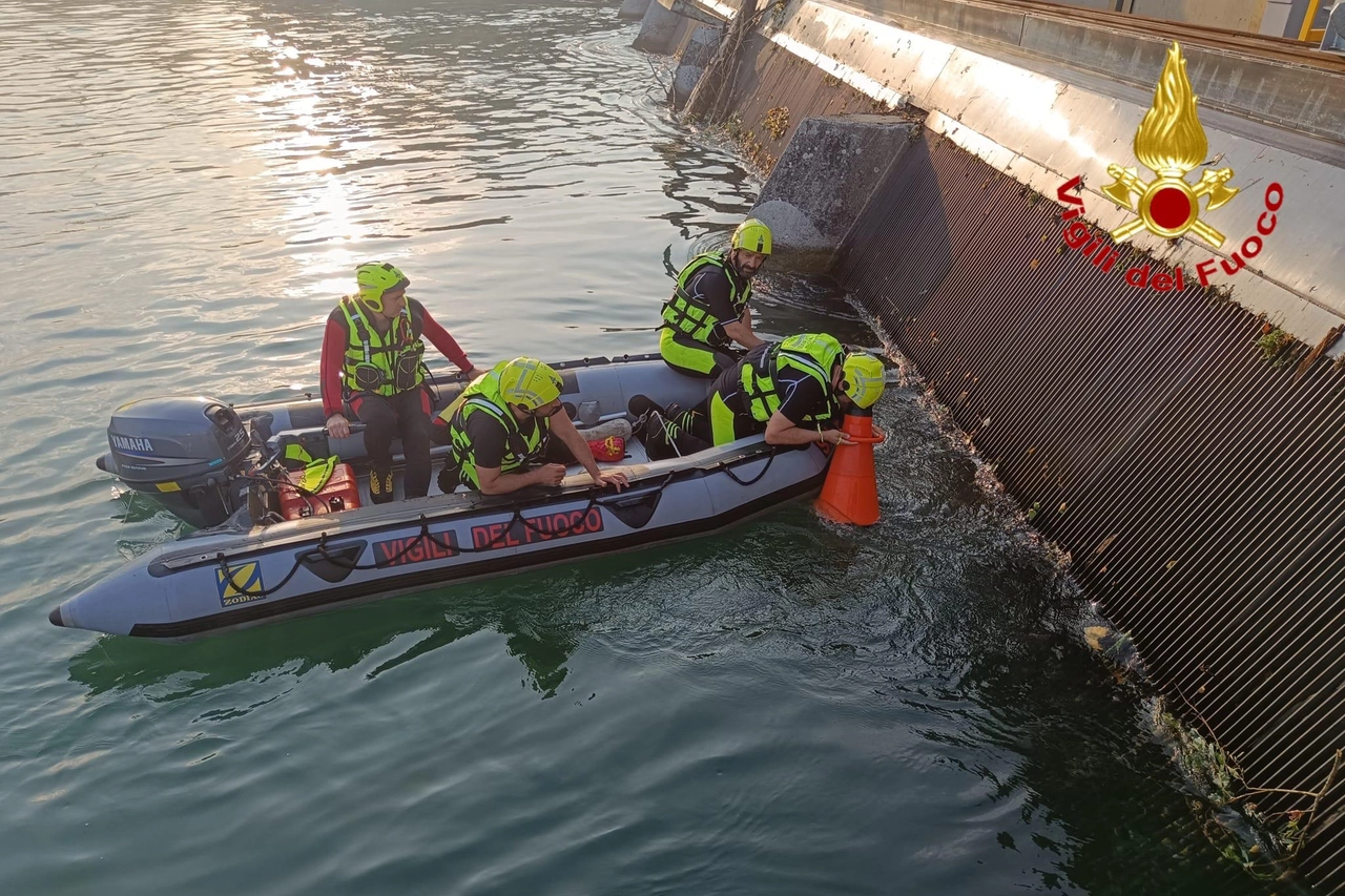 I sommozzatori scandagliano il fondo nei pressi delle chiuse del canale della Muzza