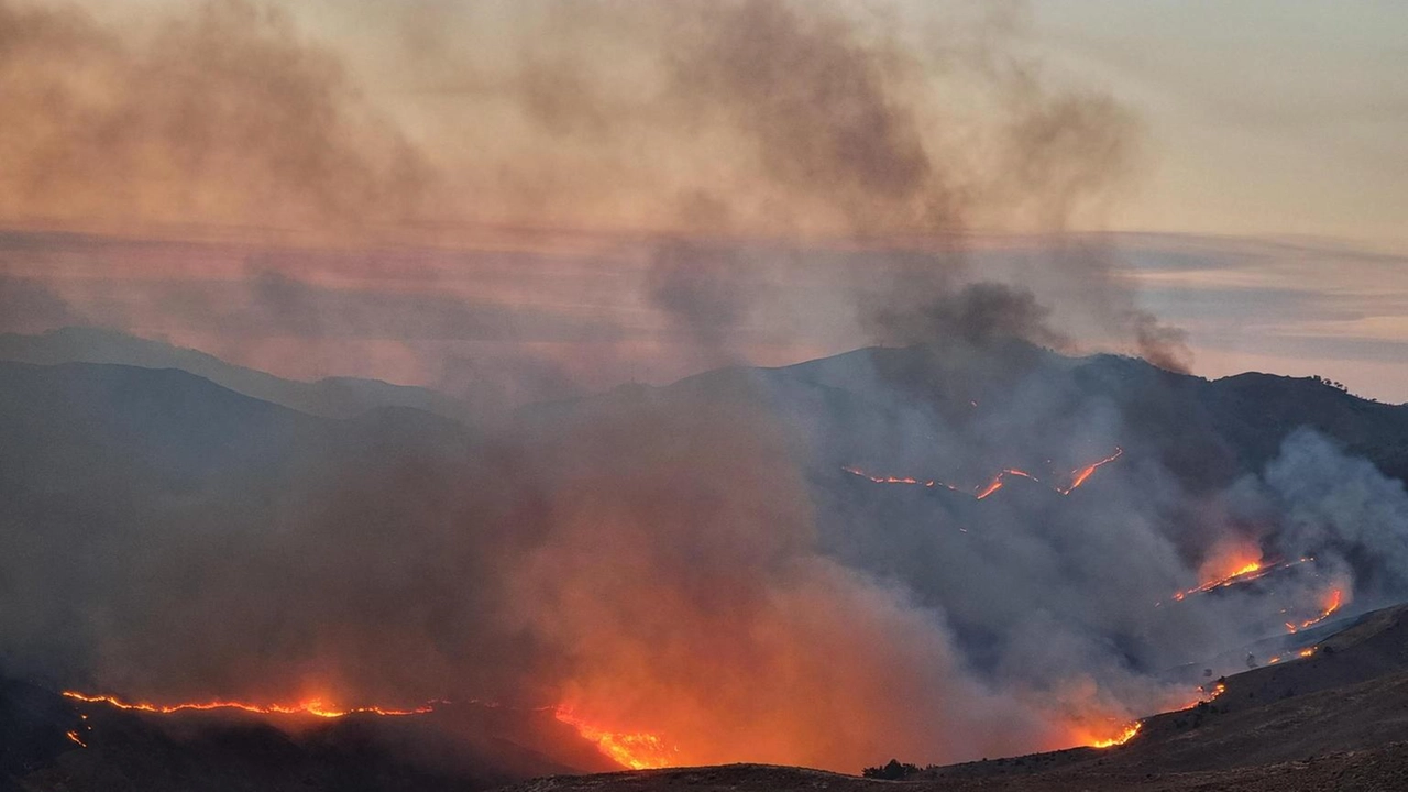 Fiamme alimentate da forti venti, decine di evacuazioni Fiamme alimentate da forti venti, decine di evacuazioni