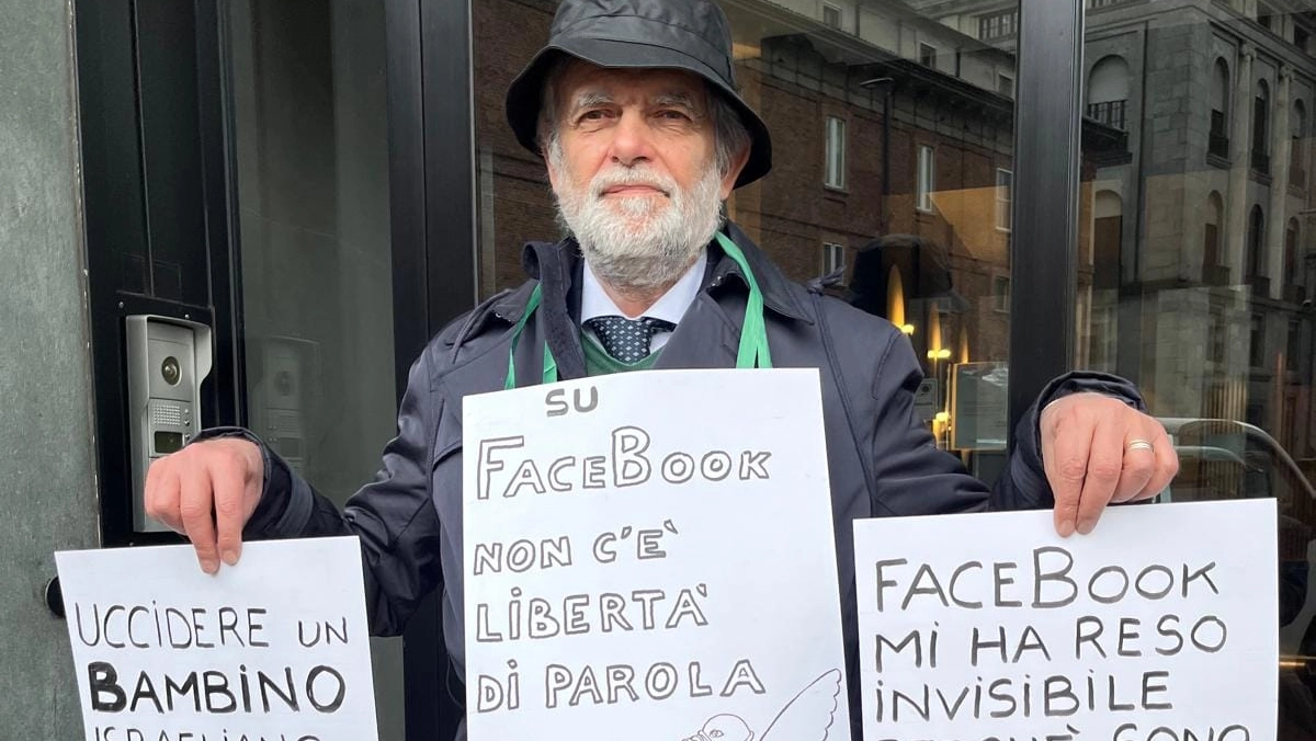 La protesta di Jacopo Fo sotto la sede di Facebook a Milano