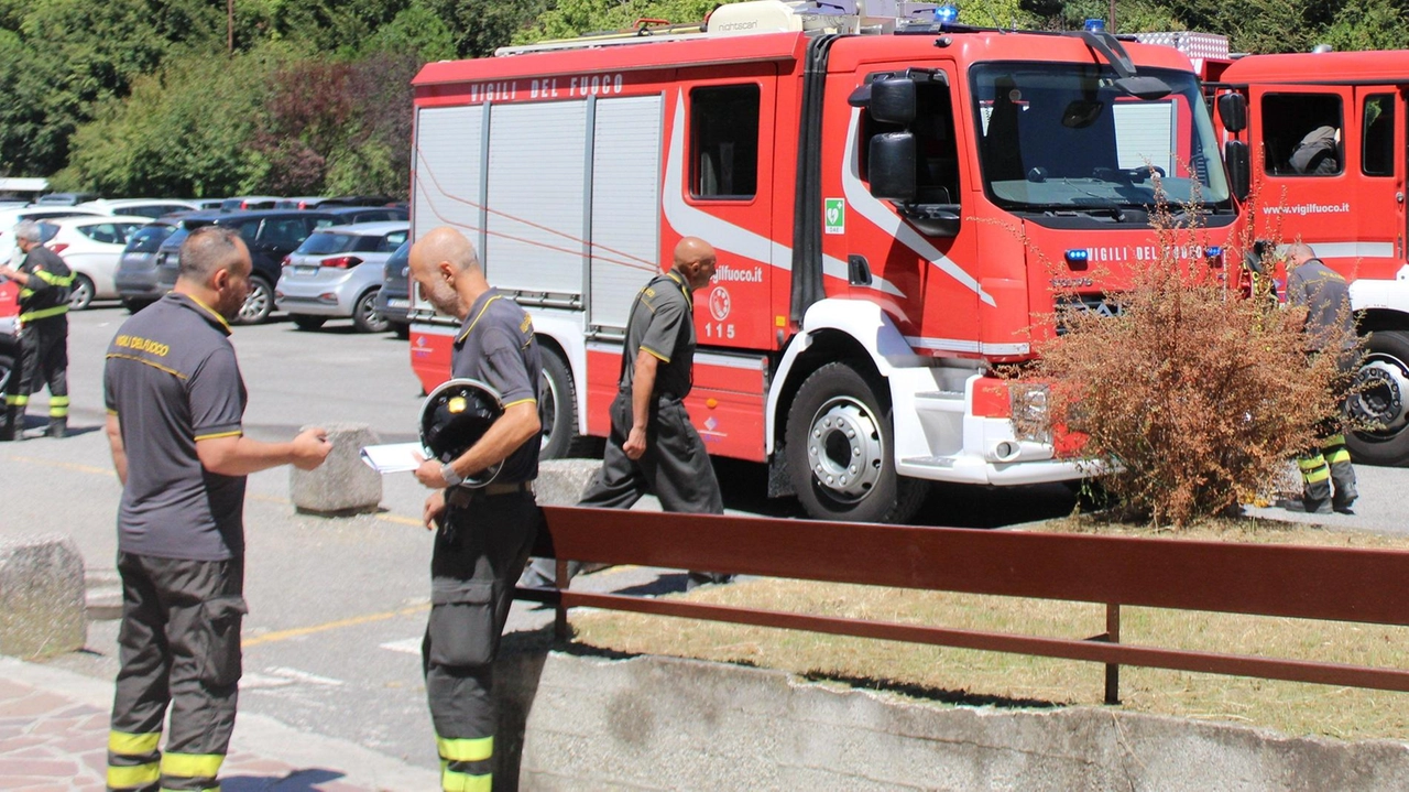 I vigili del fuoco all’esterno dell’ospedale Delmati L’emergenza si è risolta poco prima di mezzogiorno I vigili del fuoco all’esterno dell’ospedale Delmati L’emergenza si è risolta poco prima di mezzogiorno