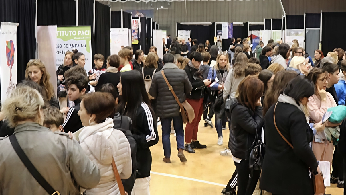 Il Salone dell'Orientamento scolastico a Seregno offre a migliaia di famiglie l'opportunità di conoscere l'offerta formativa locale per gli studenti dopo la terza media. Un evento cruciale supportato da scuole e studenti per guidare le scelte future. Il Salone dell'Orientamento scolastico a Seregno offre a migliaia di famiglie l'opportunità di conoscere l'offerta formativa locale per gli studenti dopo la terza media. Un evento cruciale supportato da scuole e studenti per guidare le scelte future.