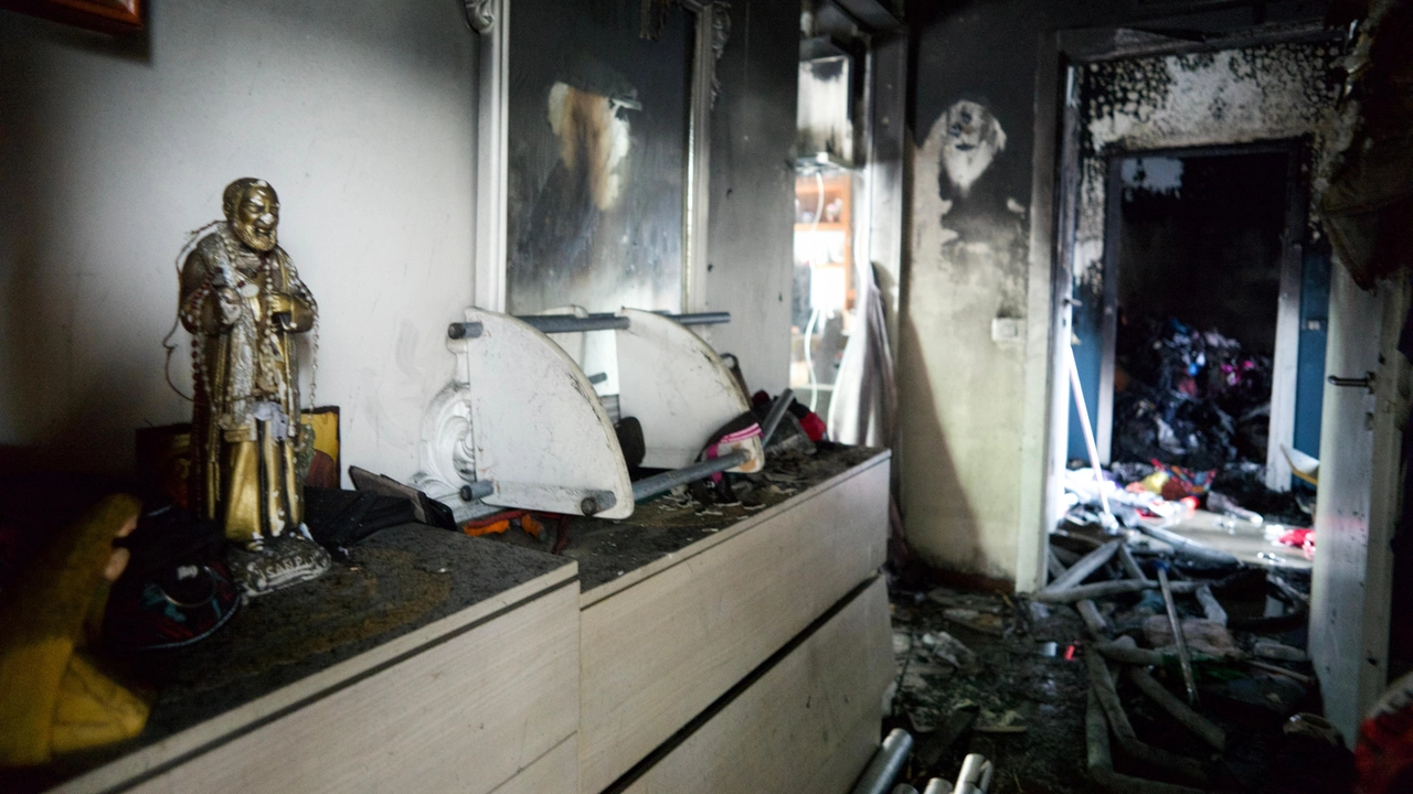 L'interno carbonizzato dell'appartamento in cui si sono sprigionate le fiamme L'interno carbonizzato dell'appartamento in cui si sono sprigionate le fiamme