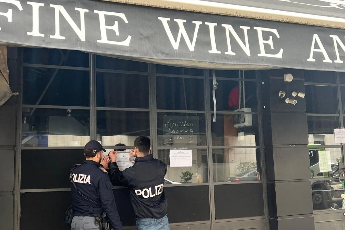La polizia all'ingresso della Gintoneria di via Napo Torriani a Milano