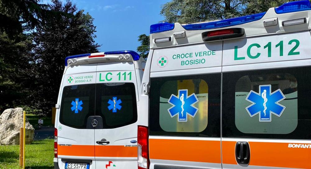 lecco al lavoro con la motosega giardiniere si taglia una gamba