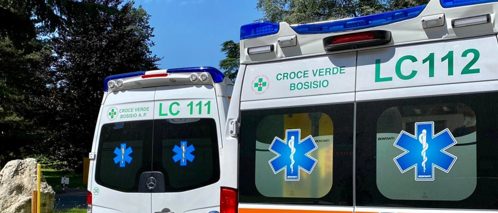 Lecco, al lavoro con la motosega: giardiniere si taglia una gamba