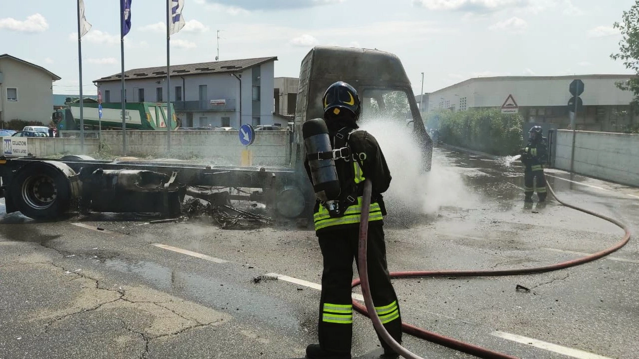 Incidente a Mornico, moto si schianta contro un camion e divampa un incendio Incidente a Mornico, moto si schianta contro un camion e divampa un incendio