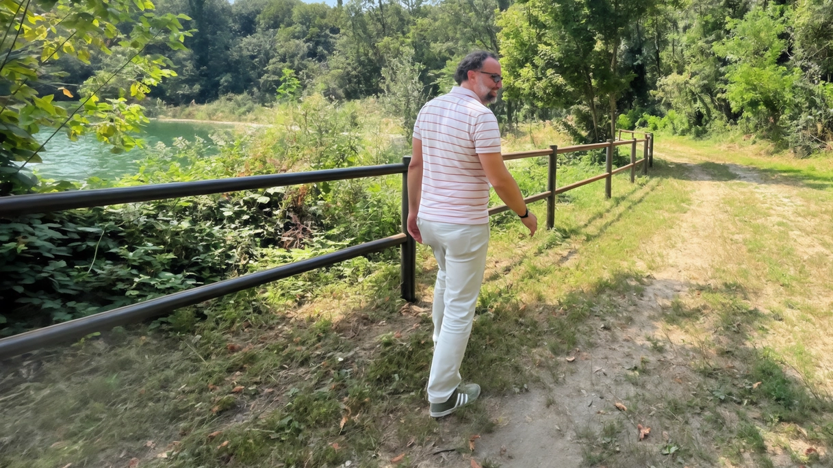 A Cernusco sul Naviglio il Parco degli Aironi ha subito un restyling con nuovi arredi e maggior sicurezza, grazie a un intervento da 35mila euro. Recinzioni metalliche, staccionate in corten, panchine e cestini per offrire relax ai visitatori. Prossimo passo: piantare siepi e arbusti per completare il progetto. A Cernusco sul Naviglio il Parco degli Aironi ha subito un restyling con nuovi arredi e maggior sicurezza, grazie a un intervento da 35mila euro. Recinzioni metalliche, staccionate in corten, panchine e cestini per offrire relax ai visitatori. Prossimo passo: piantare siepi e arbusti per completare il progetto.