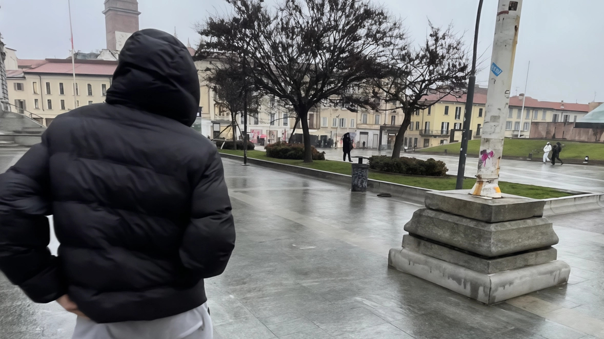 Il racconto di un ragazzo: "Volevano una sigaretta, poi sputi e spintoni. Salvati dal passaggio di un’auto della polizia, ma ho paura a tornare a casa la sera. I nordafricani da due anni bivaccano sulle scale del Municipio e fanno i bulli". Il racconto di un ragazzo: "Volevano una sigaretta, poi sputi e spintoni. Salvati dal passaggio di un’auto della polizia, ma ho paura a tornare a casa la sera. I nordafricani da due anni bivaccano sulle scale del Municipio e fanno i bulli".