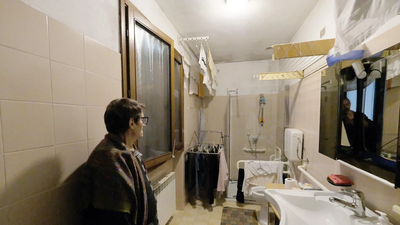 Una delle abitazioni delle case comunali di via Cottolengo a Velate: i problemi di infiltrazioni sono evidenti e gli inquilini sono esasperati Una delle abitazioni delle case comunali di via Cottolengo a Velate: i problemi di infiltrazioni sono evidenti e gli inquilini sono esasperati