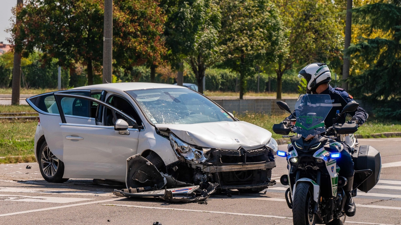 Gli agenti della polizia locale in via Saponaro davanti all'auto che ha investito e ucciso Cecilia De Astis: sempre la polizia locale ha rintracciato i baby pirati in fuga da Milano