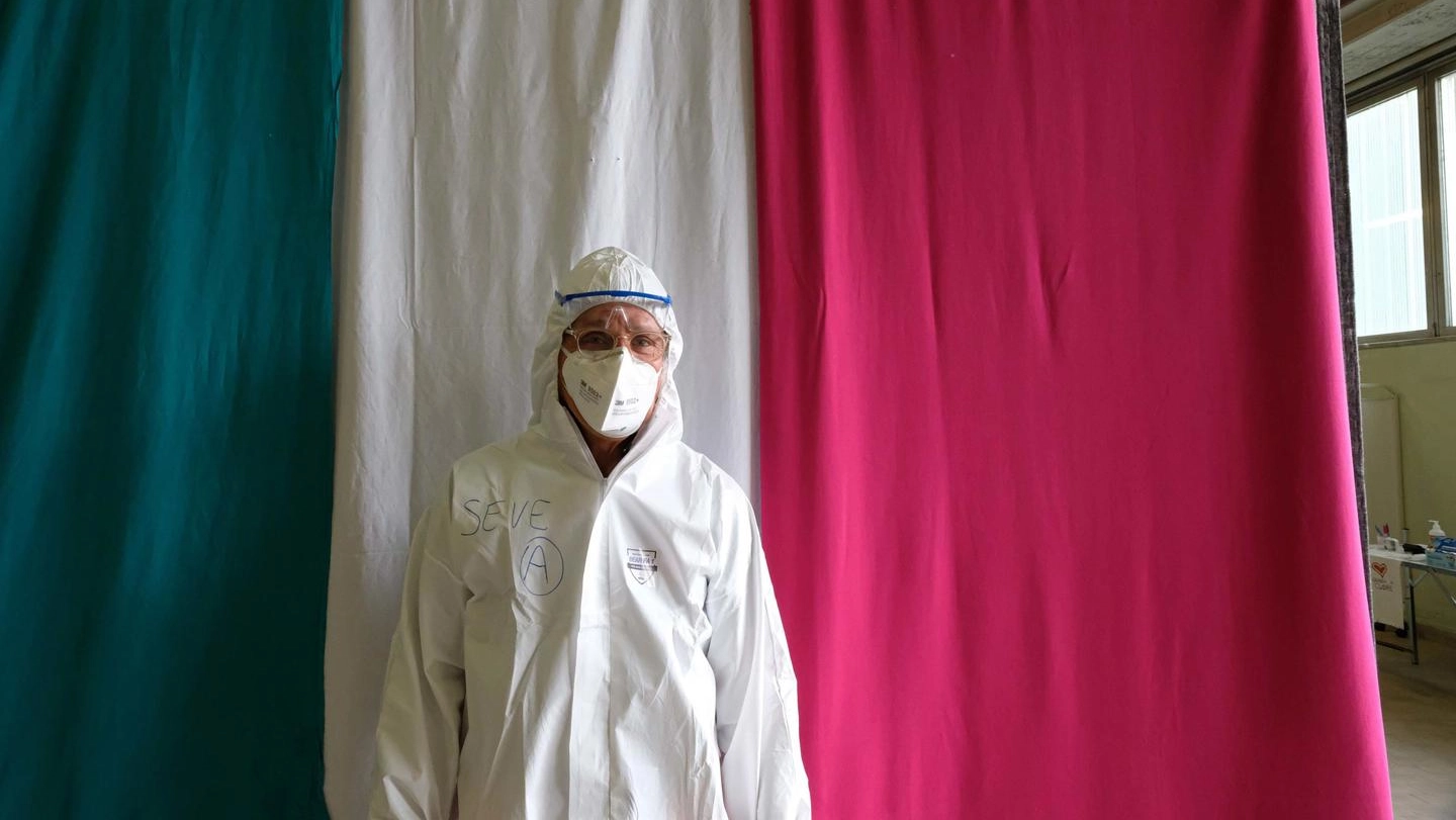 Coronavirus, un operatore sanitaria agli Spedali Civili di Brescia durante la pandemia (Ansa)