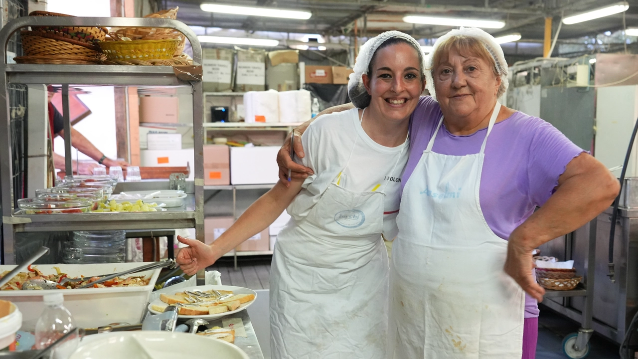 Volontarie in cucina a una Festa dell’Unità