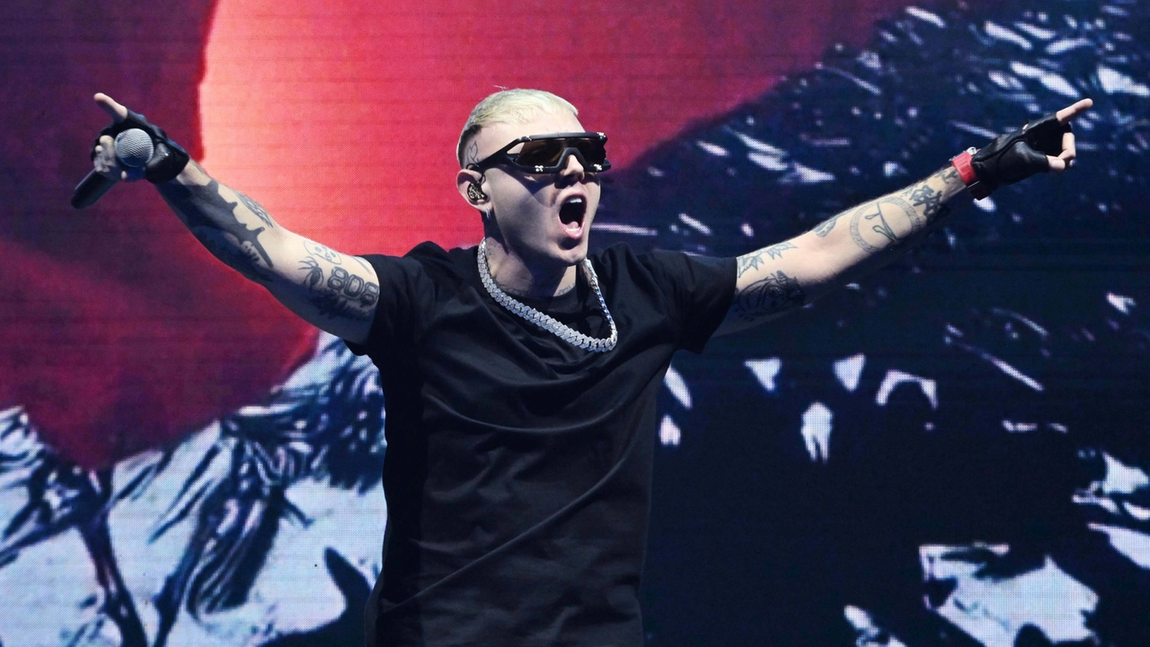 Concerto di Lazza a San Siro: la lunga scaletta dei brani e come arrivare allo stadio