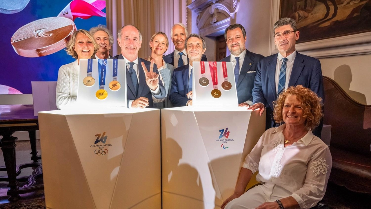 Olimpiadi Milano-Cortina 2026, svelate le medaglie. Fontana: “Sintesi perfetta di design e tradizione”
