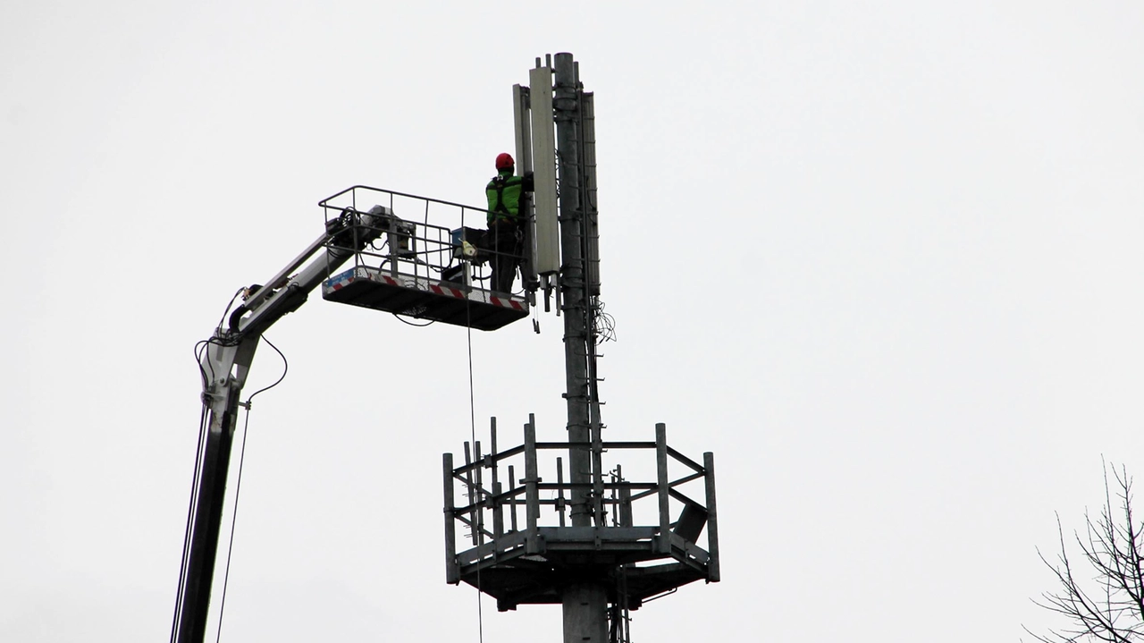 L’antenna in costruzione a Poggiridenti piano avrà una altezza di 35 metri L’antenna in costruzione a Poggiridenti piano avrà una altezza di 35 metri