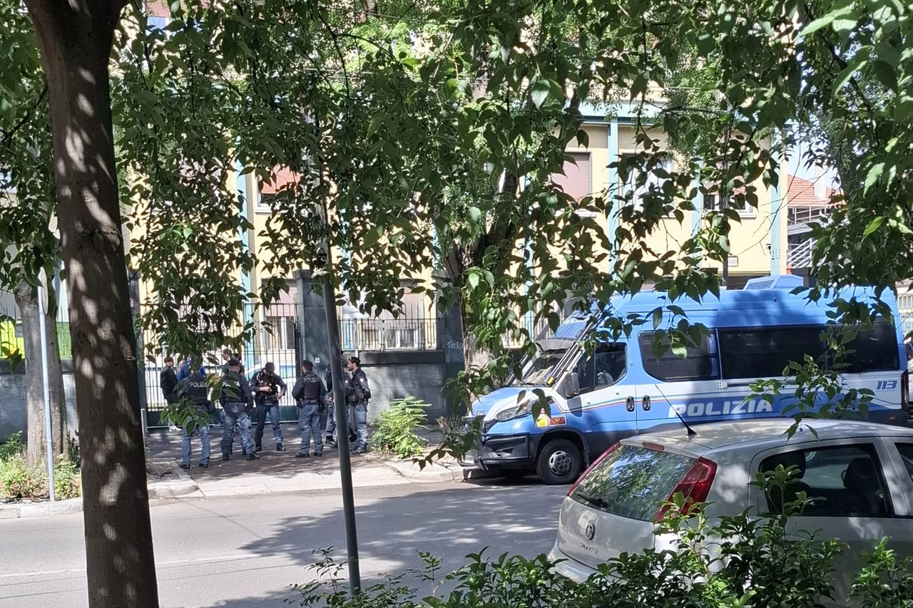 Il presidio degli agenti del Reparto mobile all'esterno dell'istituto di medicina legale di piazzale Gorini, dove si sono spostati i parenti del ventenne libico