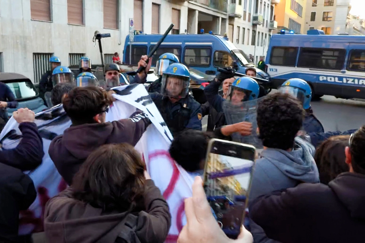 La carica di contenimento delle forze di polizia schierate a difesa della Prefettura di Milano (Local Team)