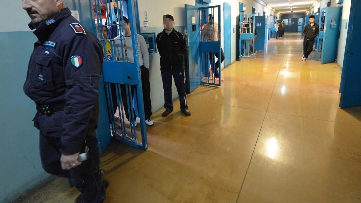 A Busto Arsizio due detenuti stranieri hanno distrutto la loro cella con ripetuti roghi e ferito sei poliziotti Il Sappe: «Occorrono atti concreti» A Busto Arsizio due detenuti stranieri hanno distrutto la loro cella con ripetuti roghi e ferito sei poliziotti Il Sappe: «Occorrono atti concreti»