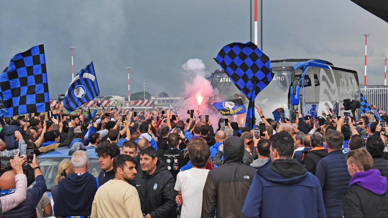 Il pullman della Dea accolto dai tifosi dopo la storica vittoria in Europa League