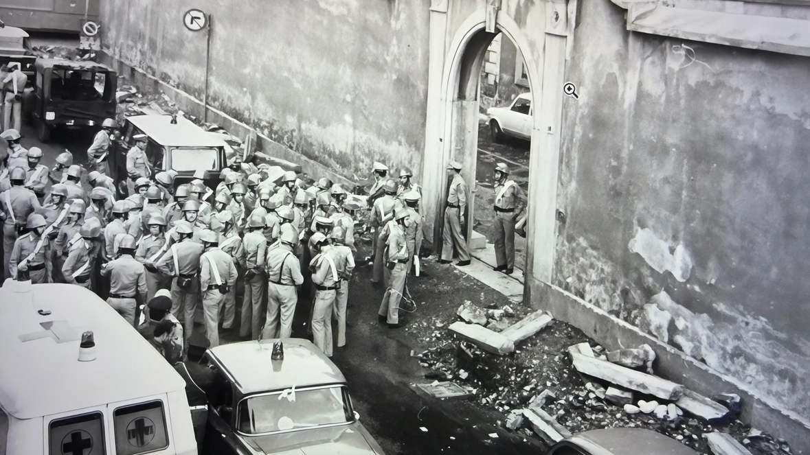 A pochi anni dalla definitiva chiusura dello storico carcere di Monza un clamoroso piano per scappare andò in porto sotto gli occhi delle guardie. Una caccia all’uomo e alcuni colpi di mitra misero fine al loro tentativo. A pochi anni dalla definitiva chiusura dello storico carcere di Monza un clamoroso piano per scappare andò in porto sotto gli occhi delle guardie. Una caccia all’uomo e alcuni colpi di mitra misero fine al loro tentativo.
