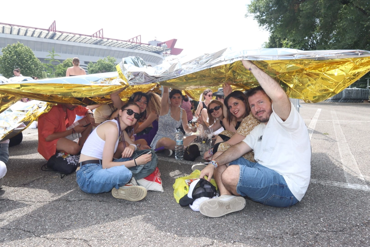 Fan di Taylor Swift accampati fuori San Siro (foto Salmoirago)