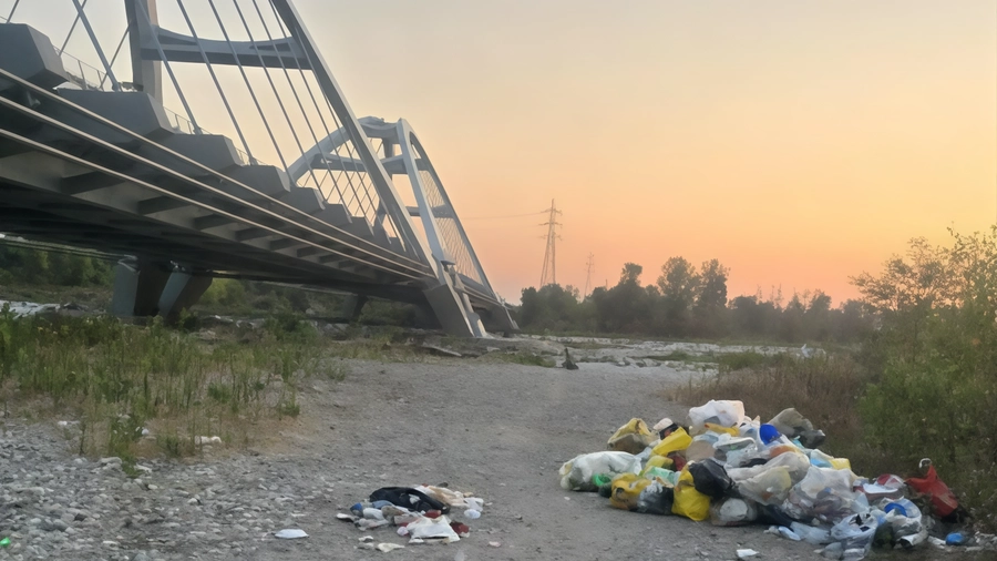 La cattiva abitudine di abbandonare rifiuti sul greto del Ticino non accenna a diminuire; in compenso ad aumentare sono i...