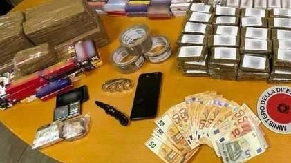 Nerviano, fugge all’alt e si dilegua: in auto i carabinieri trovano la droga Nerviano, fugge all’alt e si dilegua: in auto i carabinieri trovano la droga