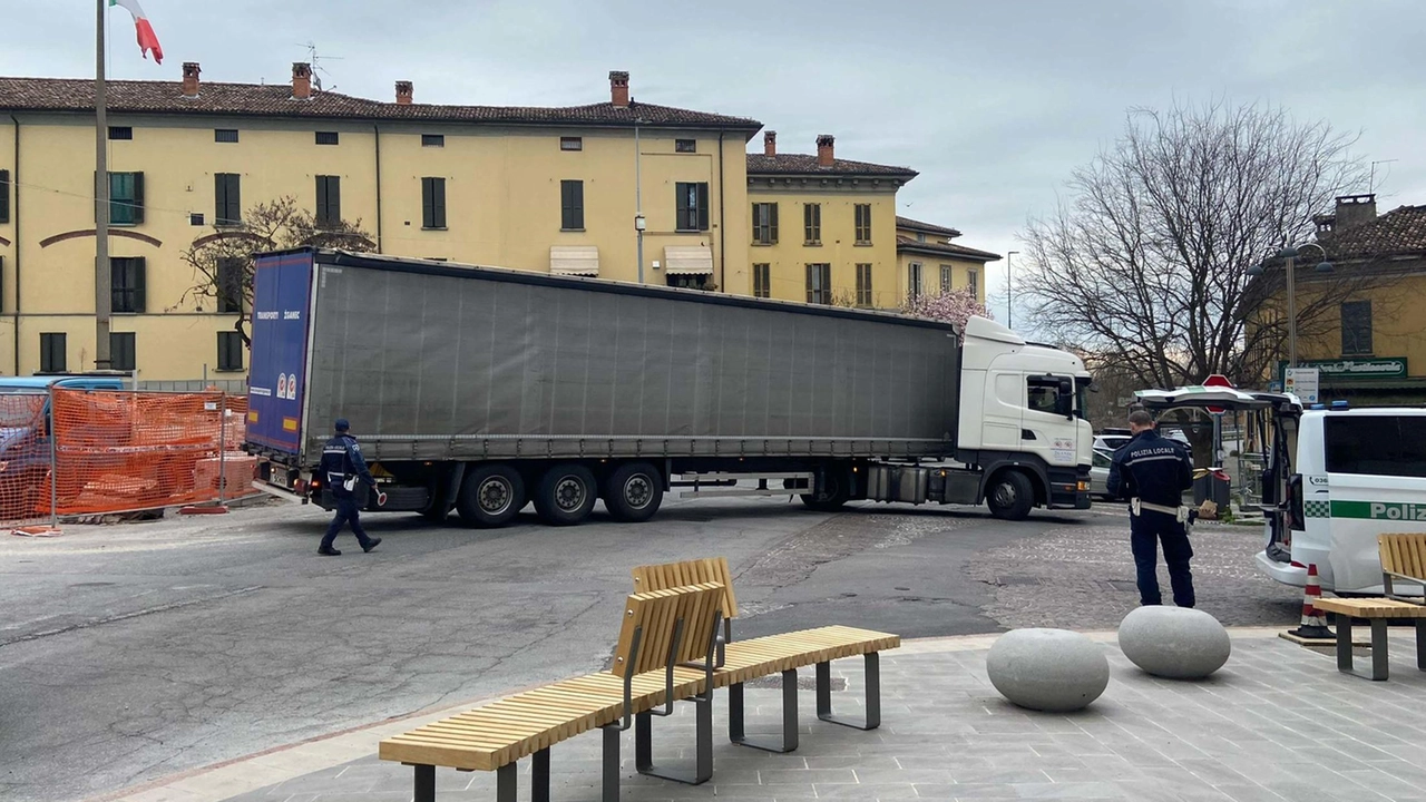 Nonostante i divieti i camionisti entrano in città Un tir ha dovuto fare manovra in via Veneto ostacolando il traffico