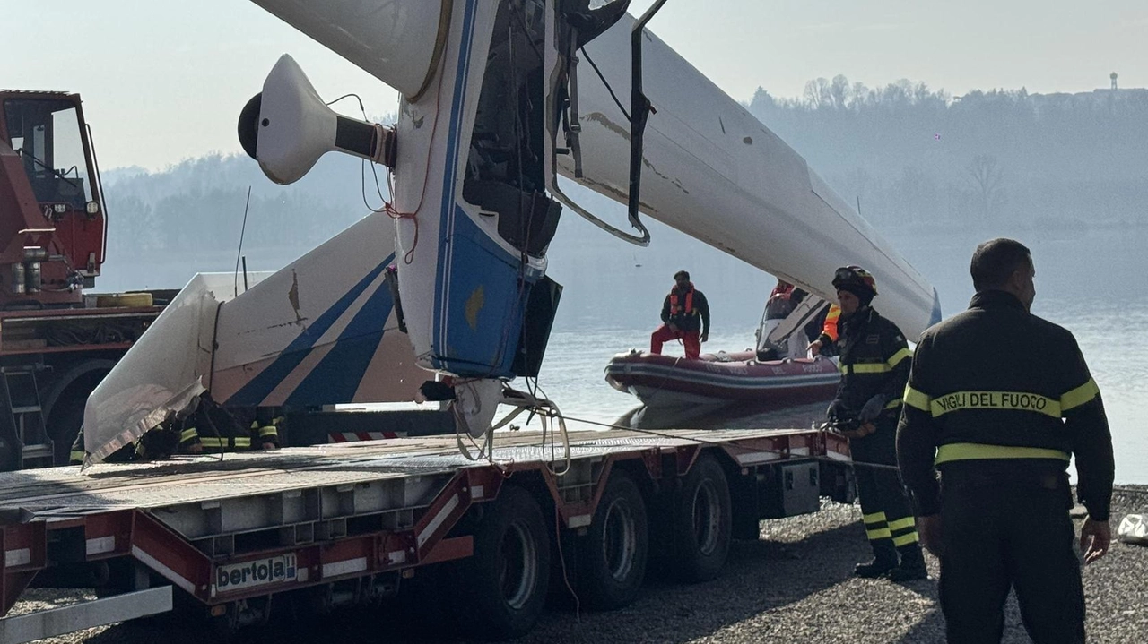 Il recupero dell’aliante precipitato nel lago davanti al lido della Schiranna