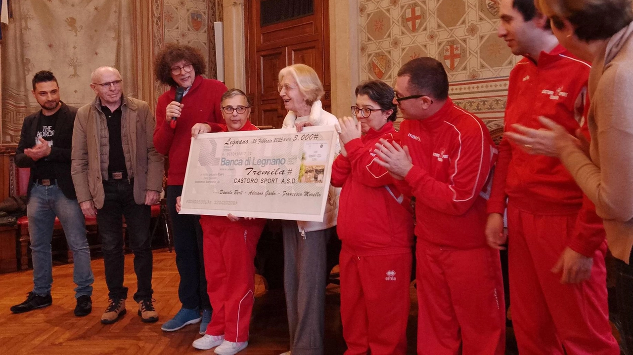 Legnano, donato alla società sportiva di atleti disabili che ha vinto medaglie in tutto il mondo il ricavato della vendita del libro che racconta la storia della città dall’Ottocento a oggi. Legnano, donato alla società sportiva di atleti disabili che ha vinto medaglie in tutto il mondo il ricavato della vendita del libro che racconta la storia della città dall’Ottocento a oggi.