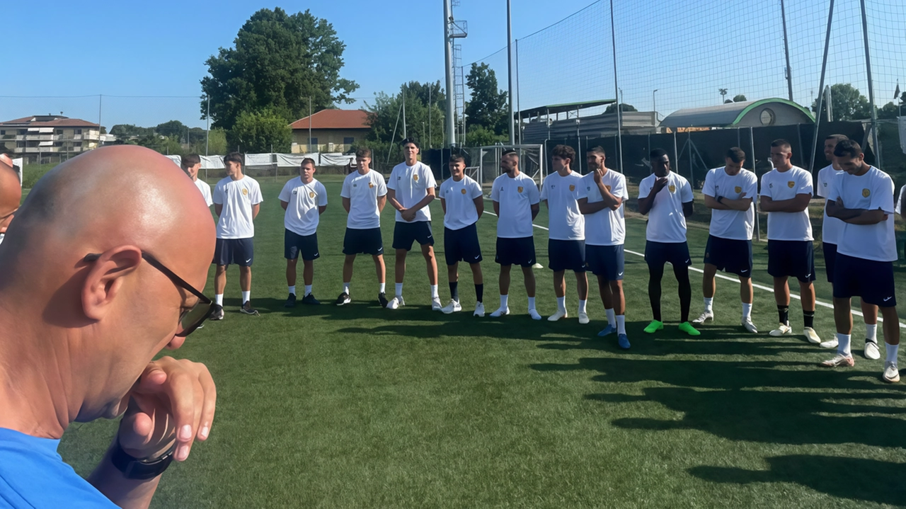 La prima squadra oroblù si è incontrata al centro sportivo di Inveruno per iniziare la preparazione La prima squadra oroblù si è incontrata al centro sportivo di Inveruno per iniziare la preparazione