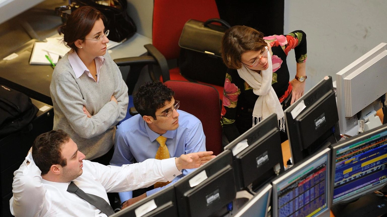 Piazza Affari ha aperto in lieve ribasso. L'indice Ftse Mib perde lo 0,02%, a quota 34.667,6 Piazza Affari ha aperto in lieve ribasso. L'indice Ftse Mib perde lo 0,02%, a quota 34.667,6