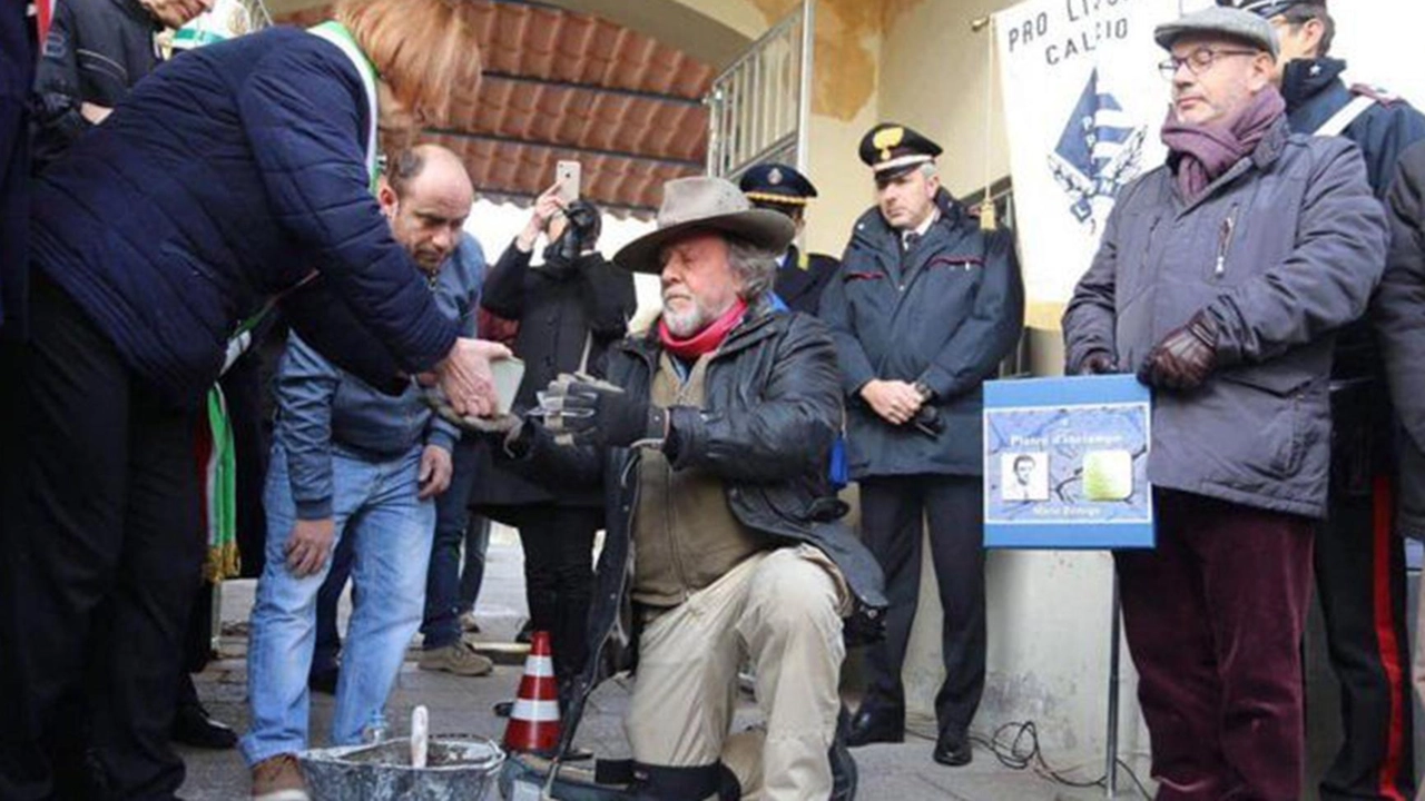 L’artista tedesco Gunter Demnig, ideatore e realizzatore delle pietre d’inciampo, nel corso di una cerimonia in Brianza L’artista tedesco Gunter Demnig, ideatore e realizzatore delle pietre d’inciampo, nel corso di una cerimonia in Brianza