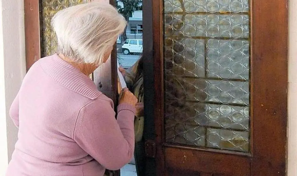 Como, si spaccia per carabiniere ma la pensionata non si lascia imbrogliare: arrestata truffatrice