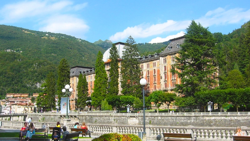 A spasso per San Pellegrino Terme. Sullo sfondo, l’hotel A spasso per San Pellegrino Terme. Sullo sfondo, l’hotel